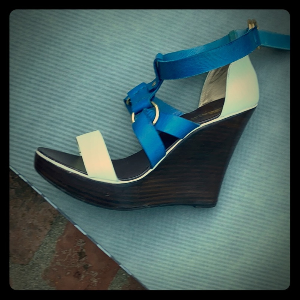 Wedges white and blue color